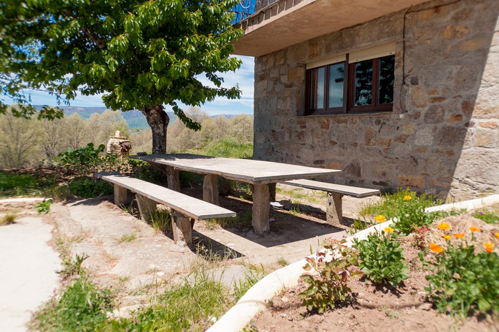 Conozca nuestro hostal rural, en plena naturaleza, en un entorno privilegiado como es el marco incomparable del parque de Sanabria. El Hostal está ubicado a menos de 5 minutos del centro de la localidad de Puebla de Sanabria y a menos de 10 minutos del Lago de Sanabria.